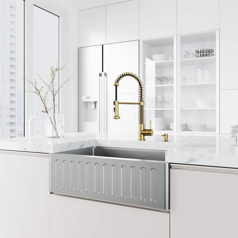 VIGO Edison 19" H Single Handle Pull-Down Sprayer Kitchen Faucet