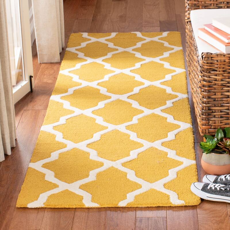 SAFAVIEH Handmade Cambridge Eirny Moroccan Trellis Wool Rug - 2'6" x 12' Runner - Gold/Ivory