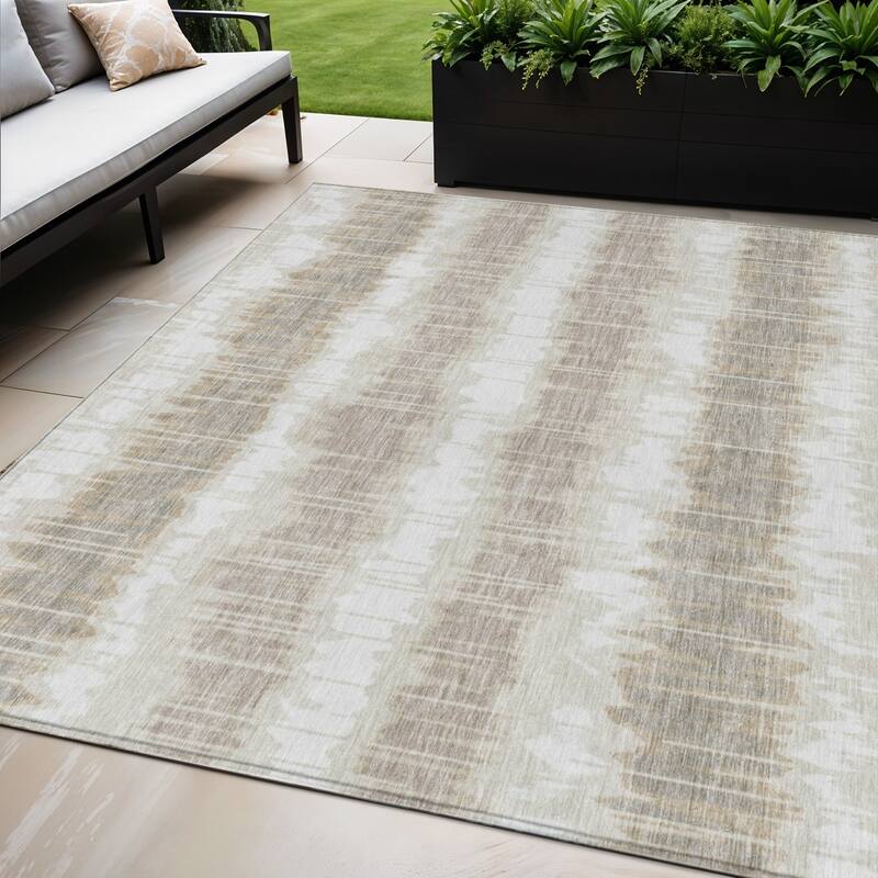 HomeRoots Striped Transitional Rectangle Outdoor Rug - 5' X 8'