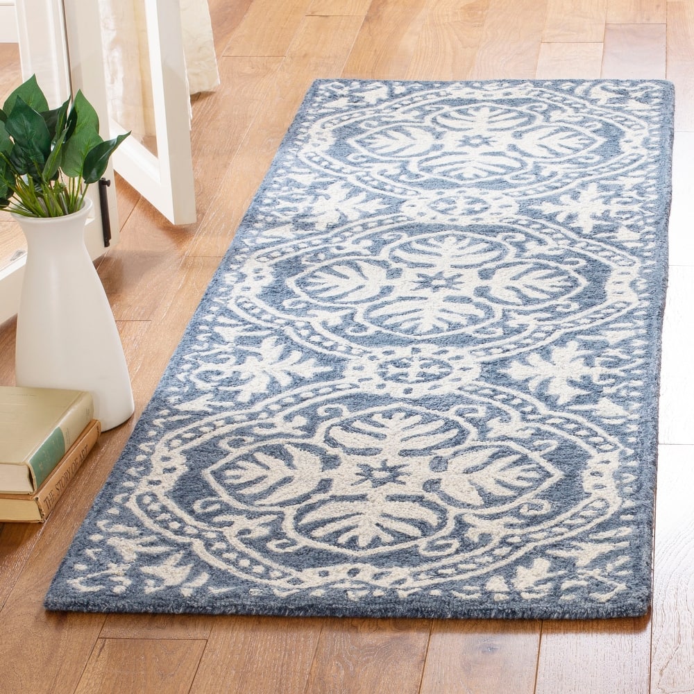 SAFAVIEH Handmade Micro-Loop Anamarija Wool Rug