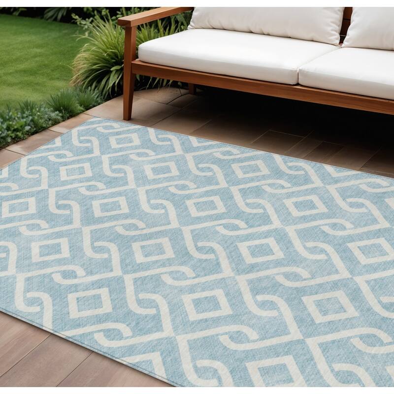 HomeRoots Geometric Transitional Rectangle Outdoor Rug - 8' X 10'