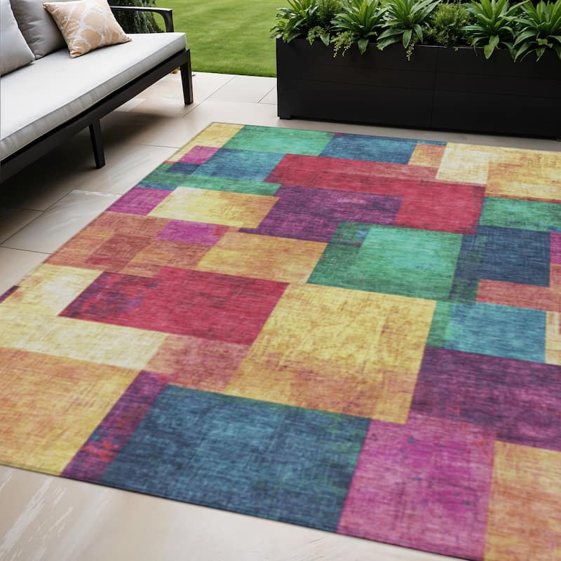 HomeRoots Geometric Traditional Rectangle Outdoor Rug - 5' X 8'