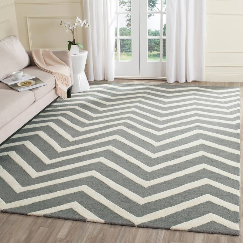 SAFAVIEH Handmade Cambridge Terttu Chevron Wool Rug - 6' x 9' - Dark Grey/Ivory
