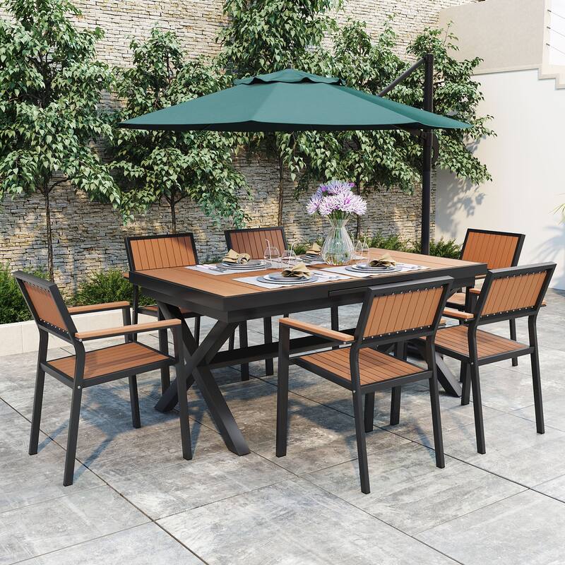 Experience Outdoor Dining Freedom with a Flexible Set