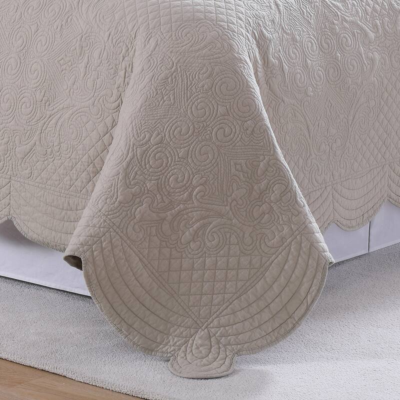 French Tile Scalloped Quilt Set with Decorative Pillow