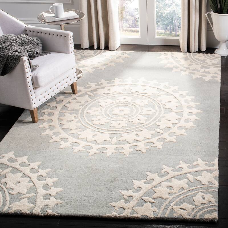 SAFAVIEH Handmade Soho Paola Medallion N.Z. Wool Rug - 9'6" x 13'6" - Light Grey/Ivory