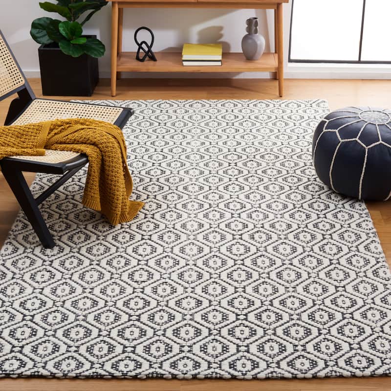 SAFAVIEH Handmade Marbella Kiera Modern Wool Rug - 4' x 6' - Black/Ivory
