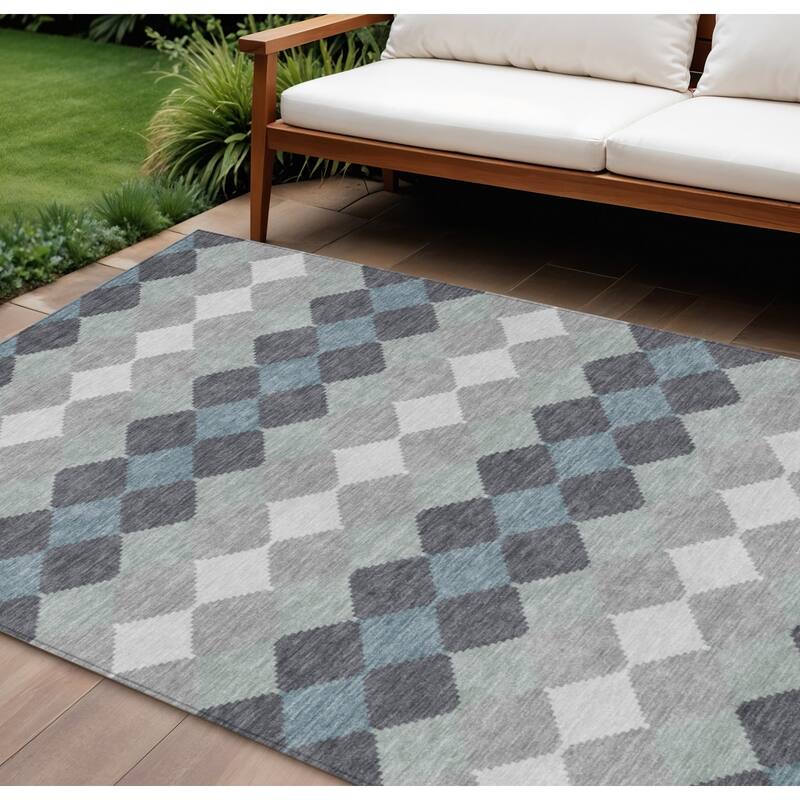 HomeRoots Geometric Transitional Rectangle Outdoor Rug - 8' X 10'