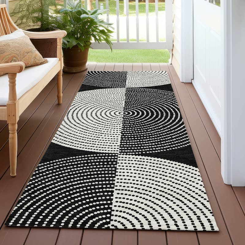 Machine Washable Indoor/ Outdoor Geo Circles Chantille Rug - Black - 2'3" x 7'6"
