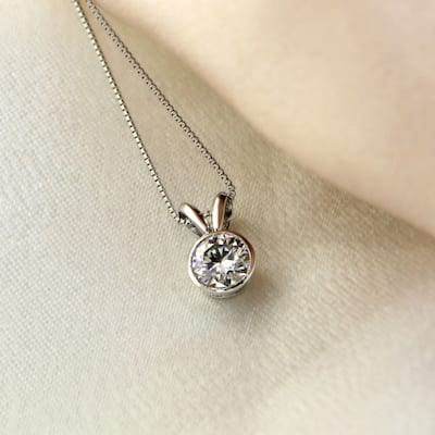 Auriya Platinum 1/2ct TW Round Bezel-set Moissanite Necklace Solitaire - 5 mm - 5 mm