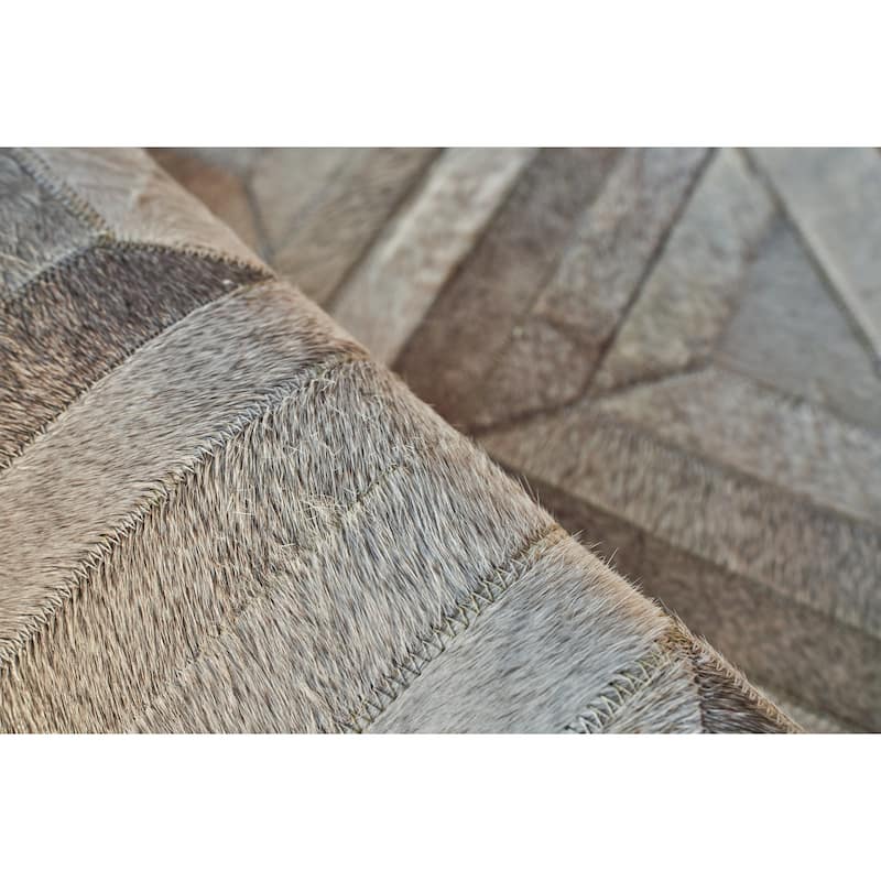 EXQUISITE RUGS Natural Hide Hand-stitched Leather Hide Silver Area Rug.