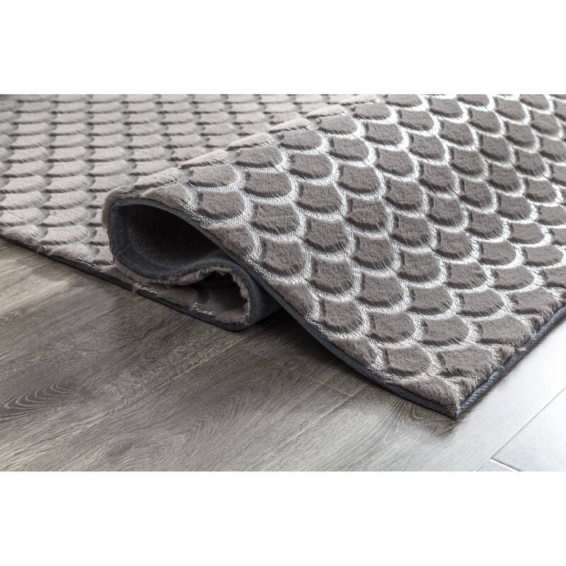 Chryso Collection Faux Fur Rug with Foil