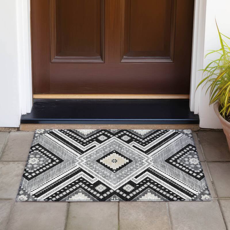 Machine Washable Indoor/ Outdoor Global Boho Chantille Rug - Black - 1'8" x 2'6"