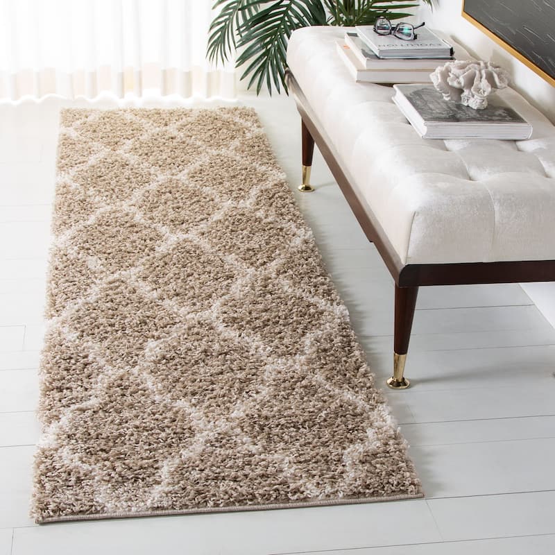 SAFAVIEH Dallas Shag Hacer Trellis 1.5-inch Thick Rug - 2' 3" x 8' - Beige/Ivory - Runner
