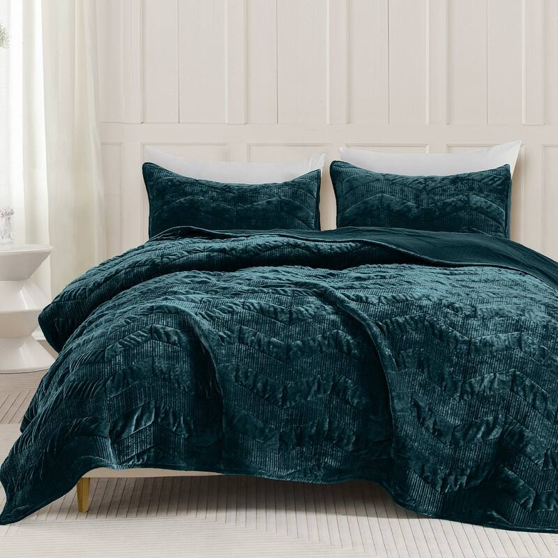 Wonderful Diamond Velvet 3 Piece Quilt Set