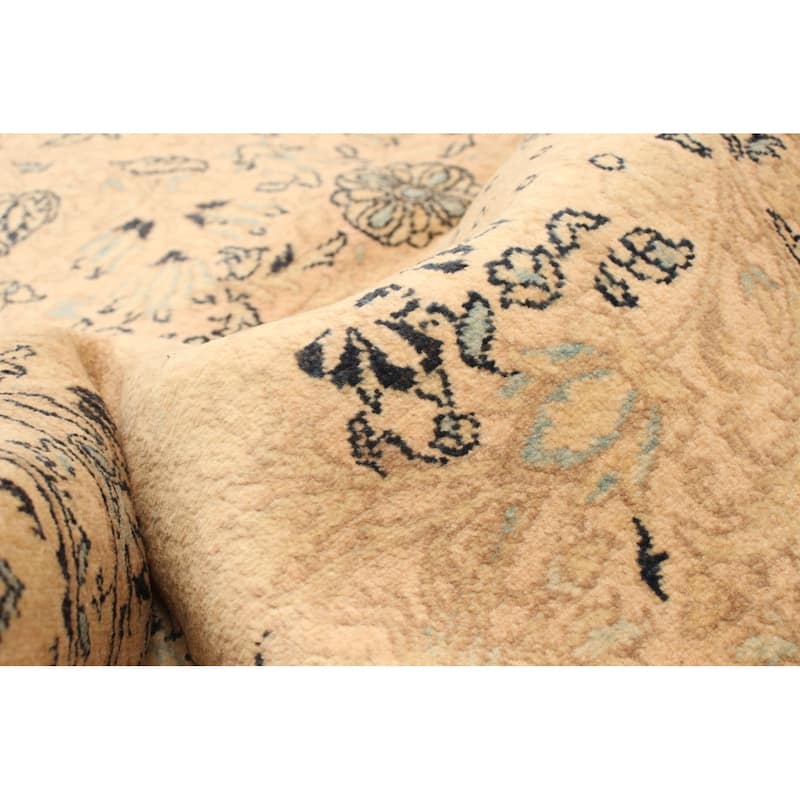 Hand-knotted Pako Persian Ivory Wool Rug - 4'1" x 6'1"/4'1 x 6'1