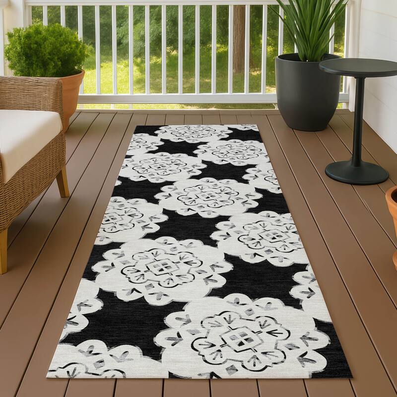 Machine Washable Indoor/ Outdoor Global Motif Chantille Rug - Black - 2'3" x 7'6"