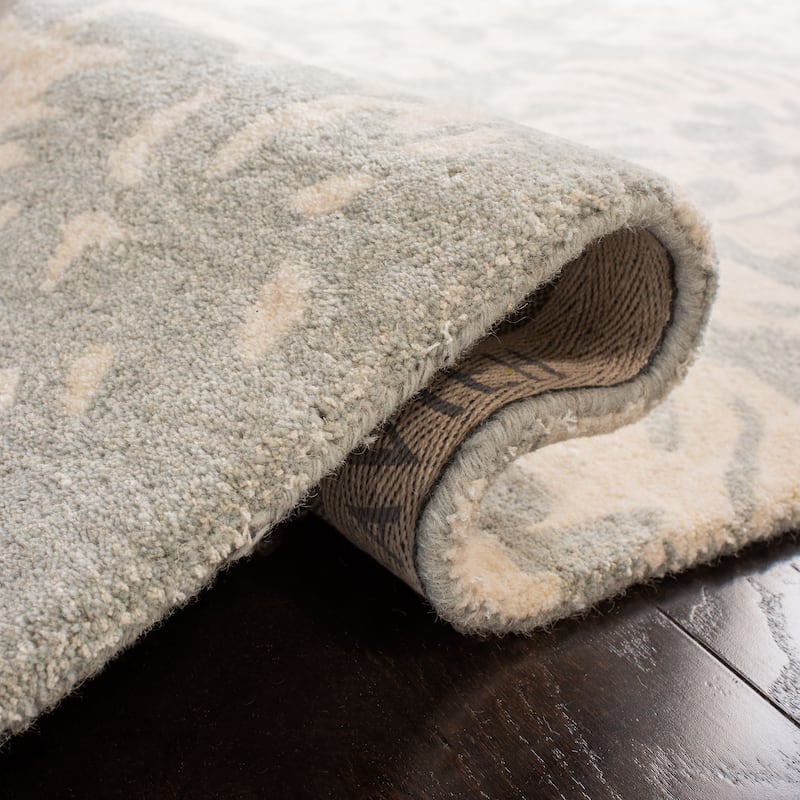 SAFAVIEH Handmade Bella Tineke Modern Floral Wool Rug
