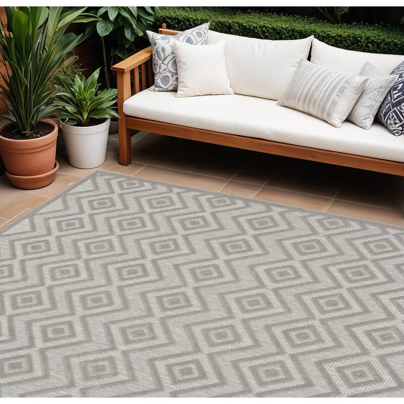 HomeRoots Contemporary Rectangle Outdoor Rug - 9' X 12' - Silver/Grey - 9' X 12'
