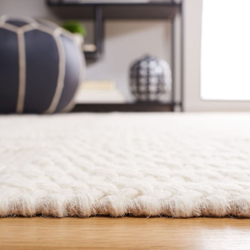 SAFAVIEH Handmade Natura Zamfirica Rustic Boho Fringe Wool Rug