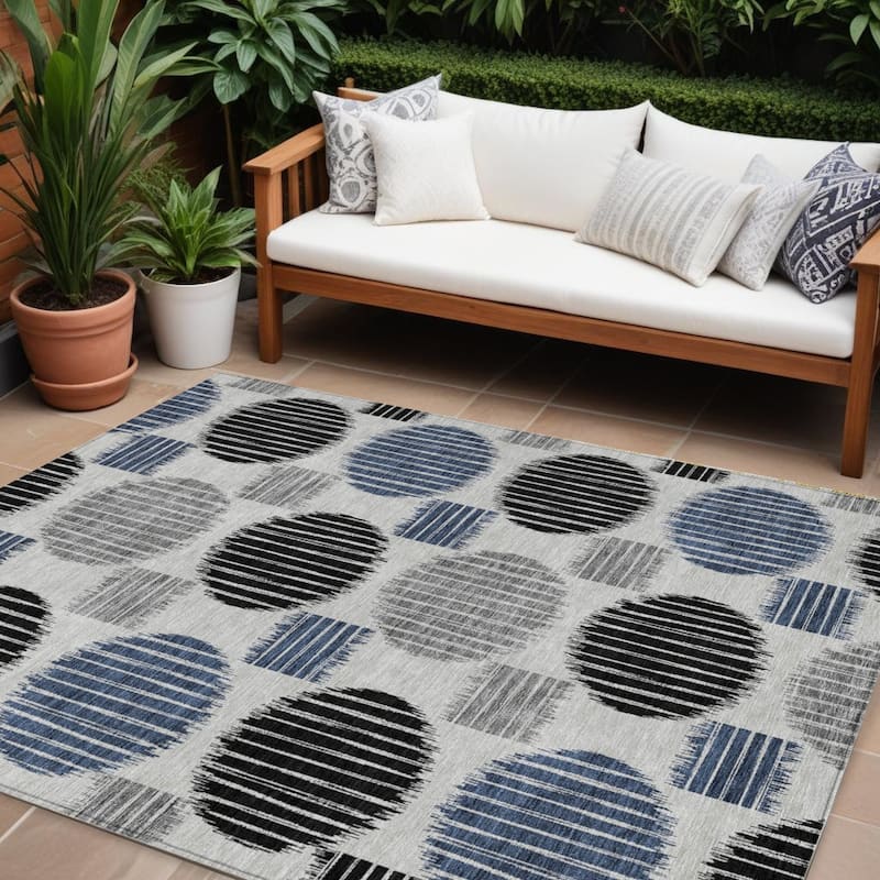 HomeRoots Geometric Transitional Rectangle Outdoor Rug - 8' X 10'