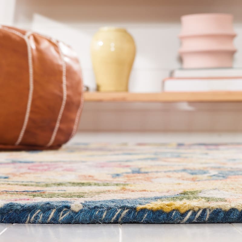 SAFAVIEH Handmade Blossom Clasien French Country Floral Wool Rug