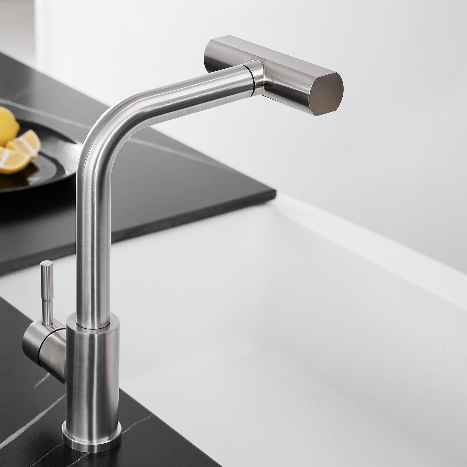 Single Handle Stainless Steel Pull-out Kitchen Faucet with Wide Spray