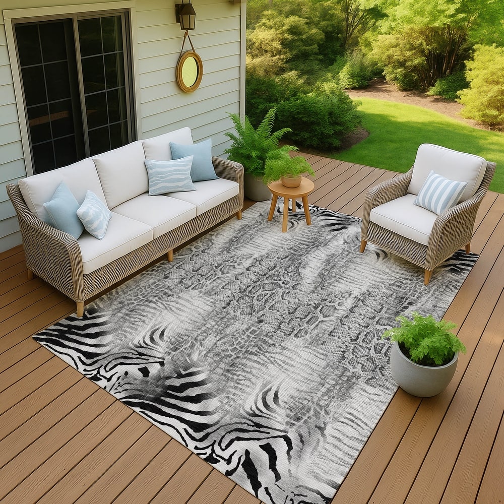 Machine Washable Indoor/ Outdoor Modern Animal Print Chantille Rug