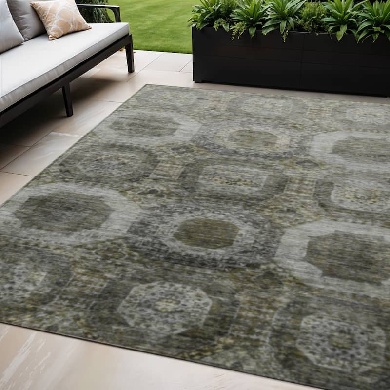 HomeRoots Medallion Transitional Rectangle Outdoor Rug - 5' X 8'