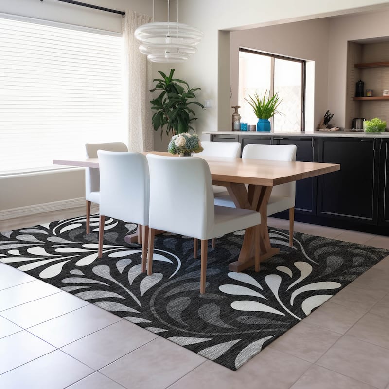 Machine Washable Indoor/ Outdoor Floral Arabesque Chantille Rug