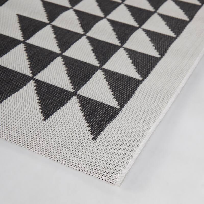 Bennett Transitional Geometric Indoor/Outdoor Area Rug