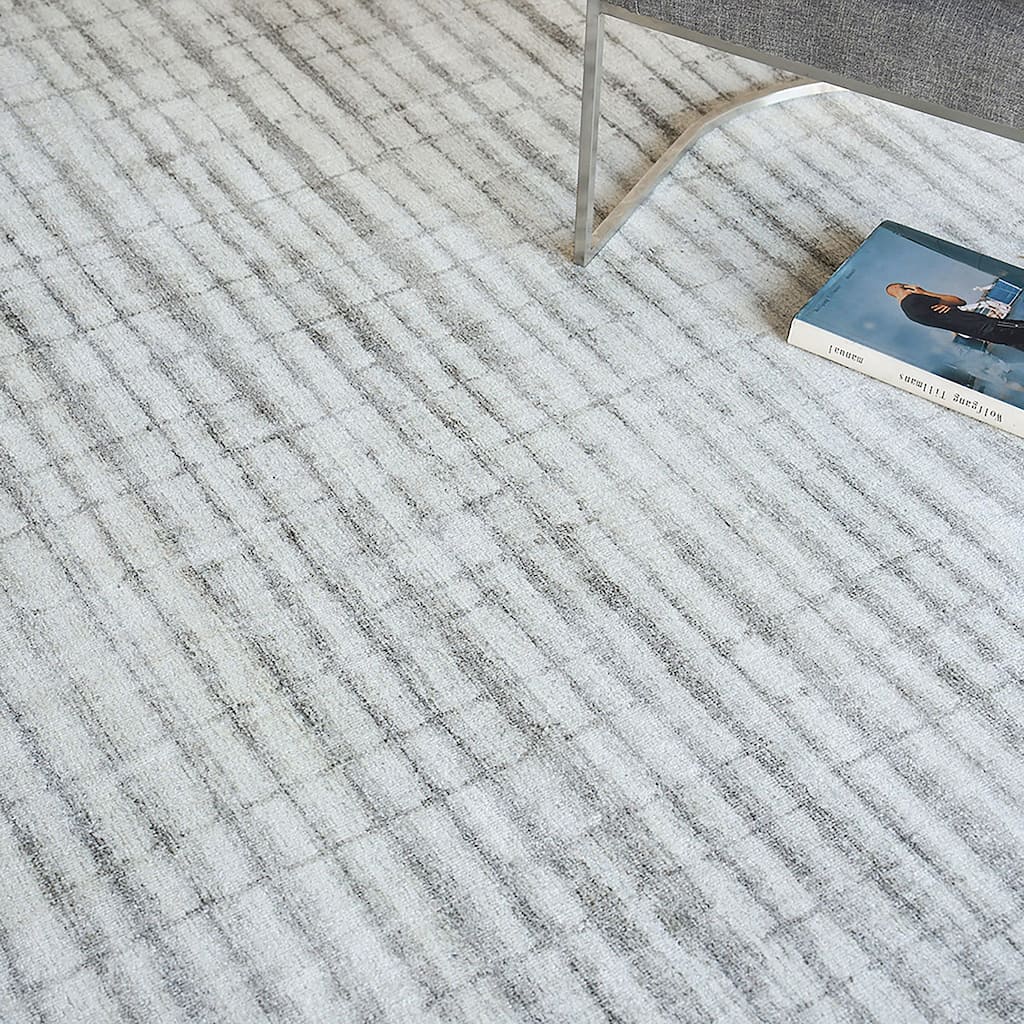 EXQUISITE RUGS Allure Hand-loomed Wool/Bamboo Silk Ivory/Silver Area Rug.