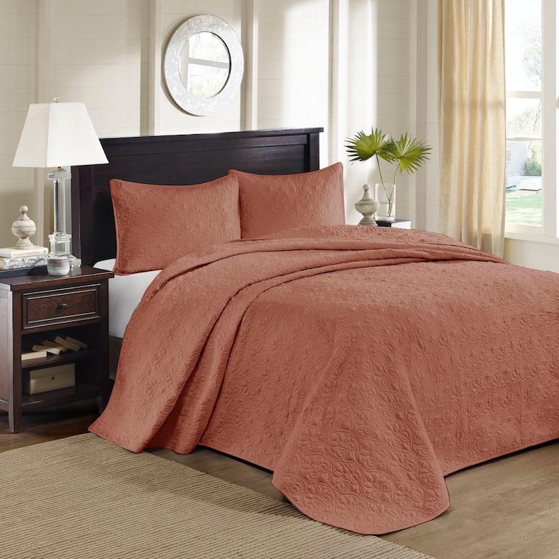 Madison Park Mansfield Reversible Oversized 3-piece Solid Texture Bedspread Quilt Set with Matching Shams