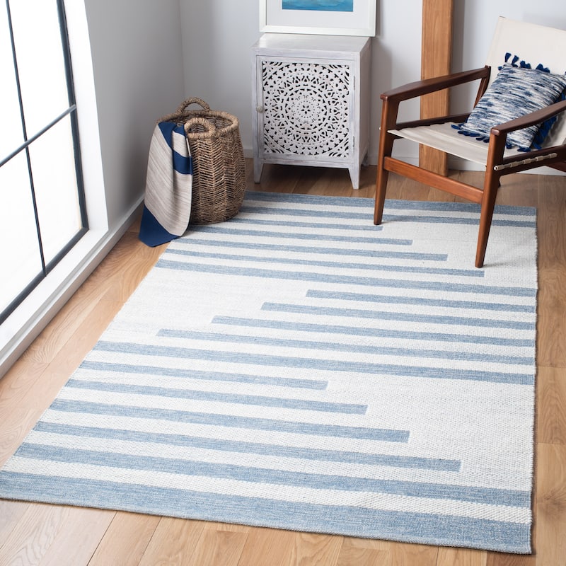 SAFAVIEH Handmade Striped Kilim Shawnte Modern Cotton Rug - 4' x 6' - Ivory/Blue