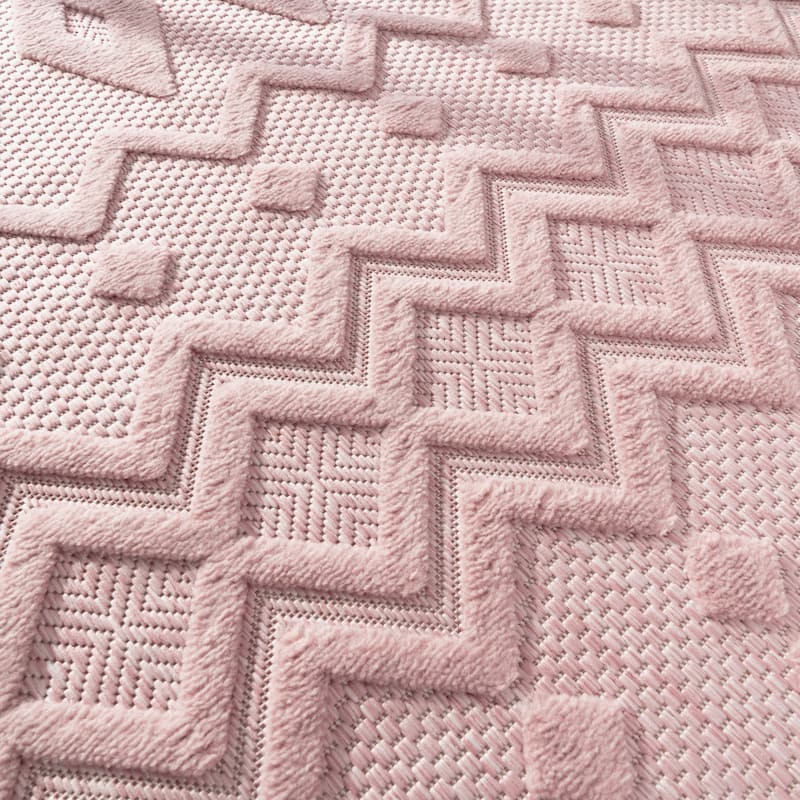Indoor & Outdoor Rug With Geometric Trellis High-Low Pattern
