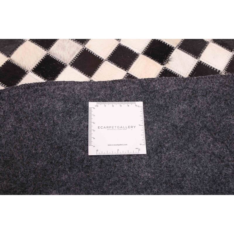 ECARPETGALLERY Handmade Cowhide Patchwork Black, Cream Leather Rug - 5'1 x 5'1