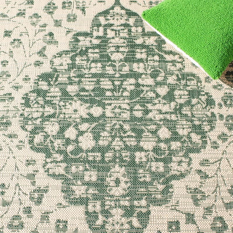 SAFAVIEH Courtyard Hanneke Indoor/ Outdoor Waterproof Patio Backyard Rug