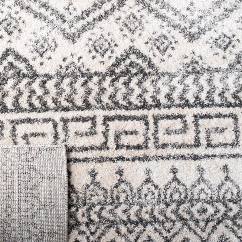 SAFAVIEH Tunisia Tessie Moroccan Rug