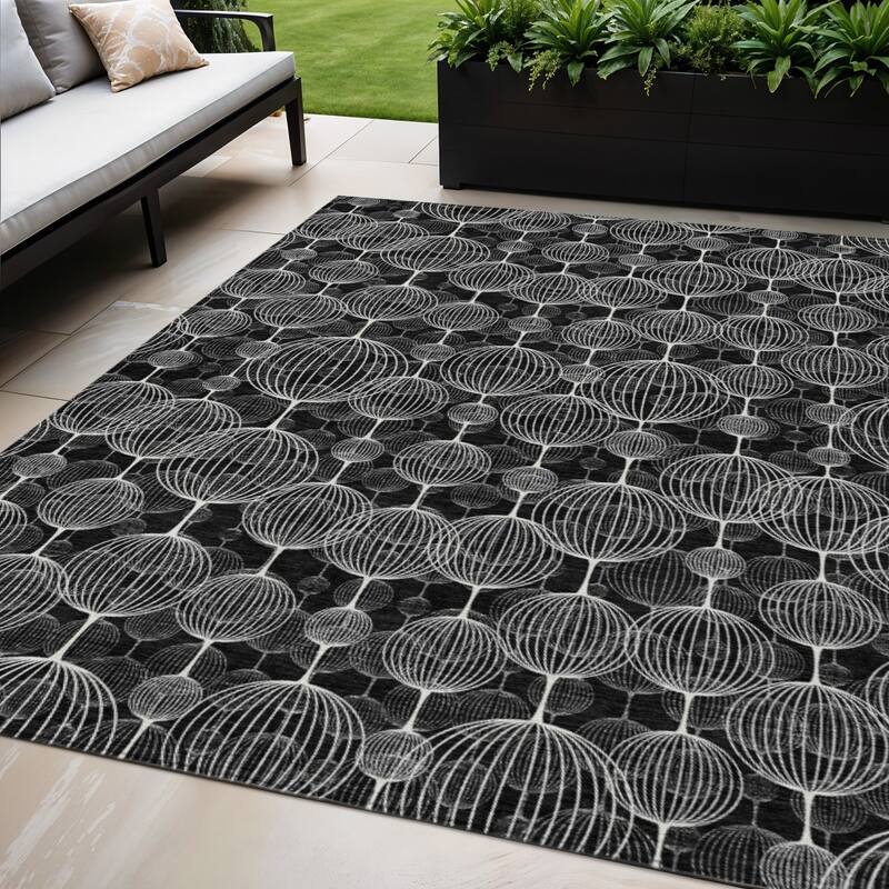 HomeRoots Geometric Transitional Rectangle Outdoor Rug - 5' X 8'