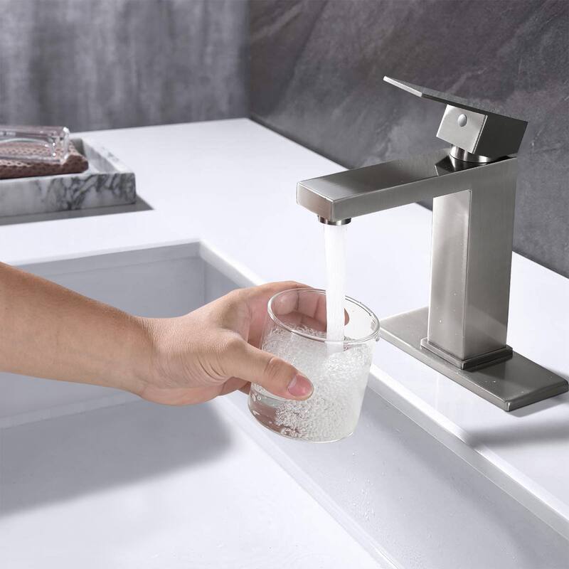 Vanityfair Single Hole Single Handle Bathroom Faucet with Drain Assembly