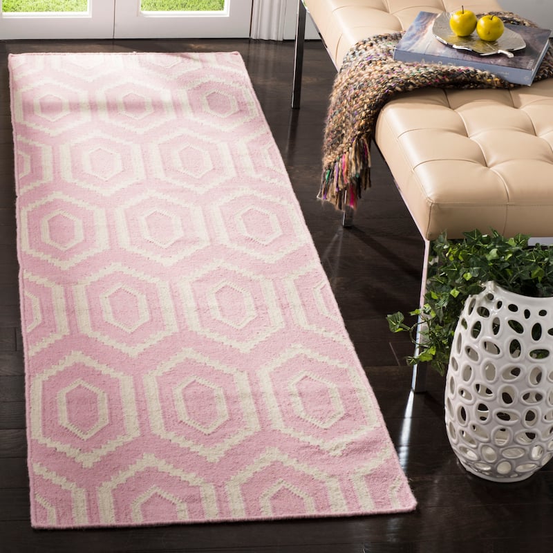 SAFAVIEH Handmade Flatweave Dhurries Roya Modern Moroccan Wool Rug - 2'6" x 10' Runner - Pink/Ivory