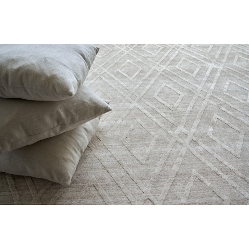 EXQUISITE RUGS Castelli Hand-loomed Bamboo Silk/Wool Light Beige Area Rug.