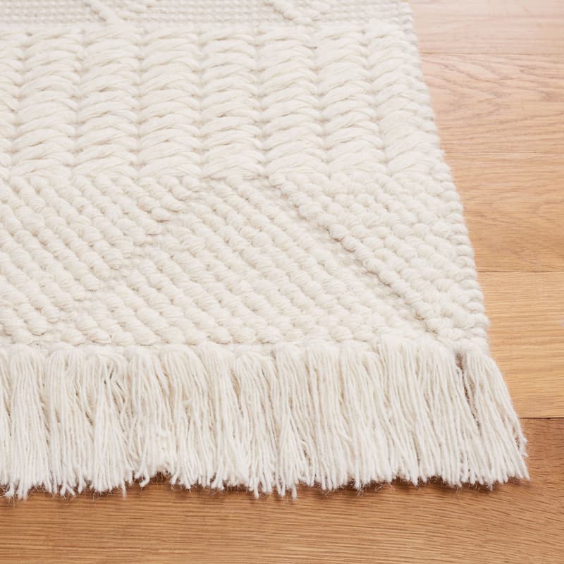 SAFAVIEH Handmade Natura Zamfirica Rustic Boho Fringe Wool Rug