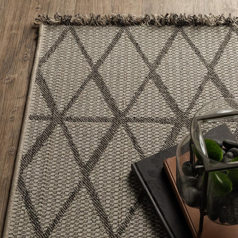 Style Haven Grayton Diamond Lattice Beige/ Black Indoor-Outdoor Fringe Edge Rug