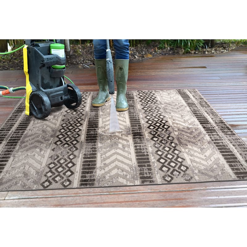 World Rug Gallery Distressed Geometric Indoor/Outdoor Area Rug