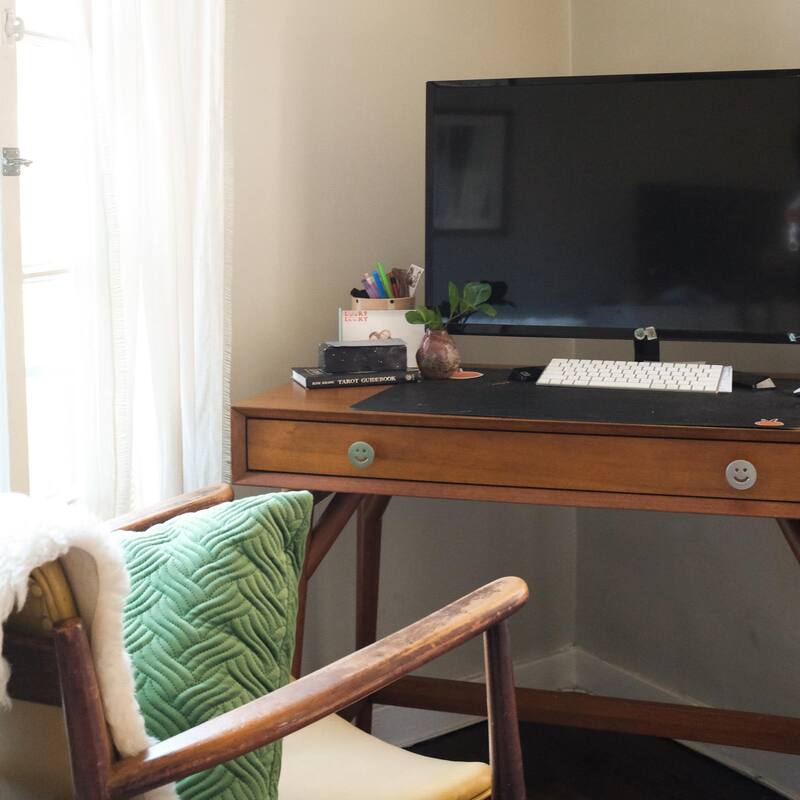 Hapny Home SM-25 Smiley 1-1/2" Round Luxury Designer Solid Metal Emoji