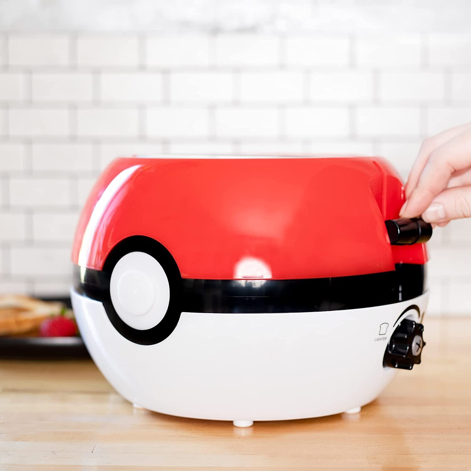 https://ak1.ostkcdn.com/images/products/is/images/direct/1614c79b3c87b7f62faff2959ff2f61403e25dc9/Pokemon-Pokeball-Halo-Toaster-%5Cu2013-Toasts-a-Pokeball-On-Your-Bread.jpg