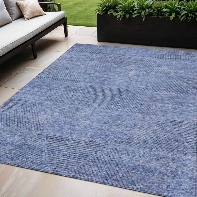 HomeRoots Geometric Transitional Rectangle Outdoor Rug - 5' X 8'