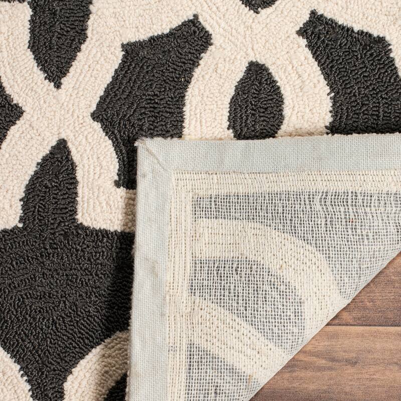 SAFAVIEH Handmade Four Seasons Nahlah Floral Rug