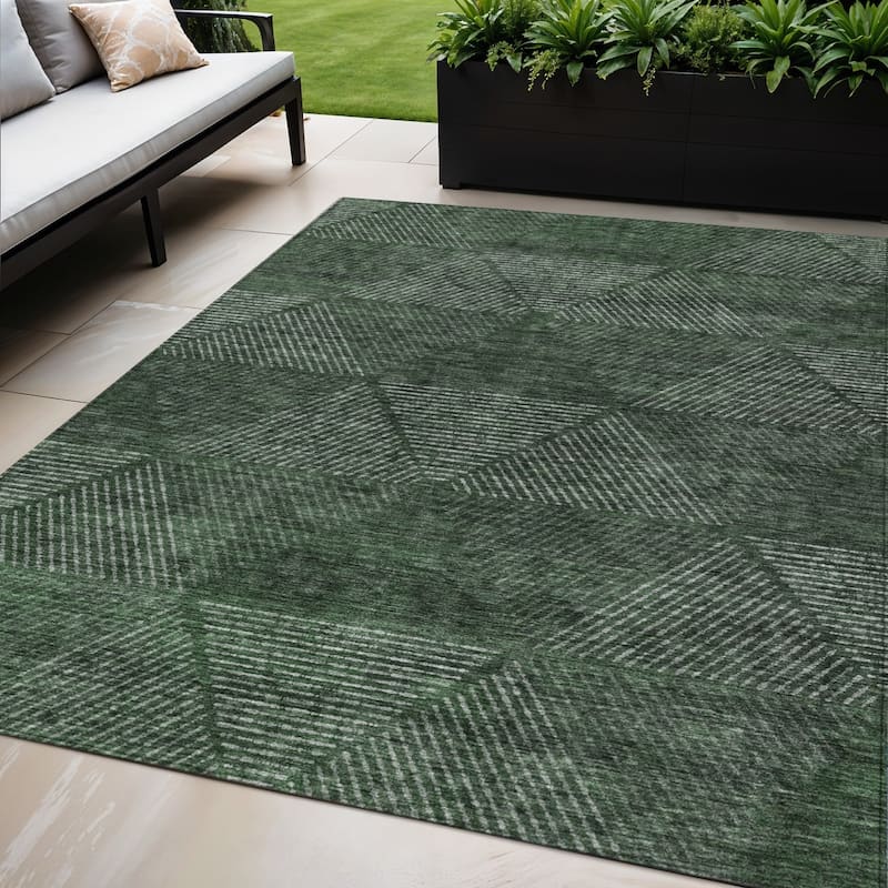 HomeRoots Geometric Transitional Rectangle Outdoor Rug - 5' X 8'